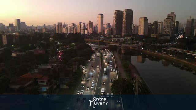 Trânsito intenso na Marginal Pinheiros ao entardecer