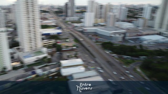 Transito na capital final de tarde — vídeo aéreo de Cuiabá