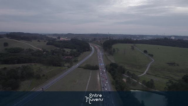Trânsito na estrada - Retorno para São Paulo em fim de tarde nublado