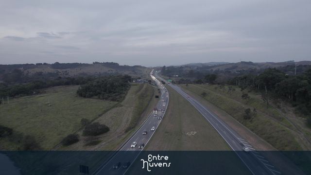 Trânsito na estrada - Retorno para São Paulo em fim de tarde nublado
