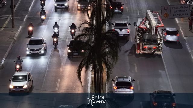 Trânsito Noturno Intenso em Avenida Urbanizada