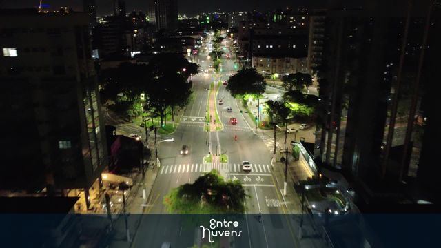 Trânsito noturno na Avenida AfFonso PeNna em Santos - Vista aérea de drone
