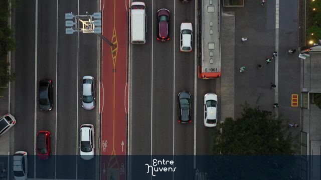 Trânsito urbano visto de cima em avenida movimentada
