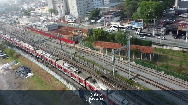 Transporte público  trem, metro.