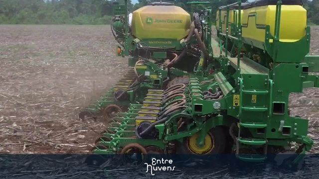 Trator 8R e Plantadeira John Deere 3100