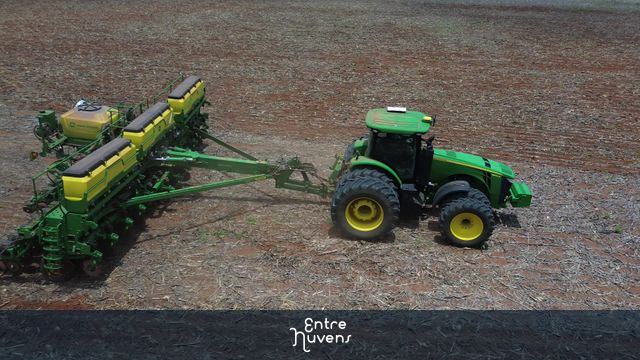 Trator 8R  e Plantadora 3100 John Deere