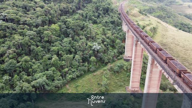 Trem Cargueiro Viaduto Fazenda — vídeo aéreo de Resende
