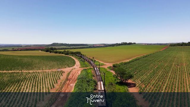 Trem de cargo rumo ao seu destino — vídeo aéreo de Casa Branca