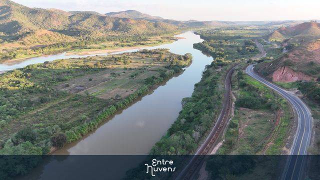 Trem de minério ao lado de rio e BR — vídeo aéreo de Periquito