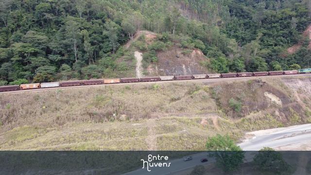 Trem de minério da vale — vídeo aéreo de Antônio Dias