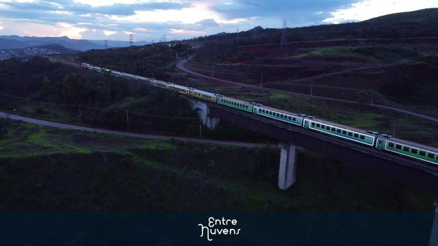 Trem de passageiros da Vale do Rio Doce. — vídeo aéreo de Barão de Cocais