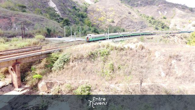 Trem de passageiros da Vale sobre a ponte da barragem em Antônio Dias 