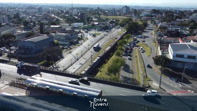 Trêm em Curitiba PR, passando por baixo da Linha Verde