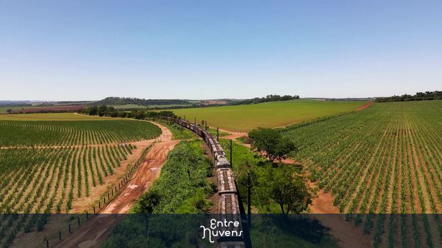 Trem partindo para seu destino — vídeo aéreo de Casa Branca