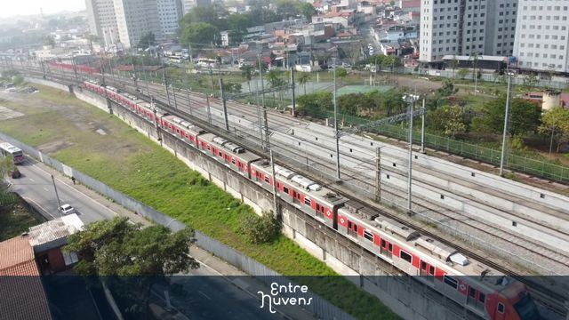 Trem, transporte público, metrô — vídeo aéreo de São Paulo