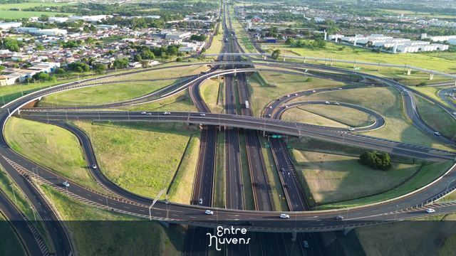 Trevão de Ribeirão Preto em movimento de dia – Maior trevo rodoviário do Brasil