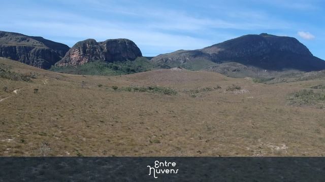 Trilha até a Pedra do Elefante na Serra do Cipó, Minas Gerais — vídeo aéreo de Santana do Riacho