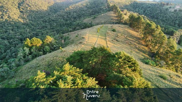Trilha na Crista da Montanha em Meio à Natureza Exuberante — vídeo aéreo de São Bento do Sapucaí