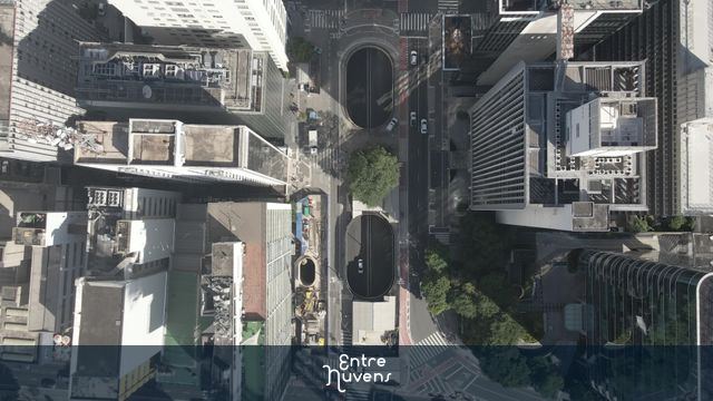 Túneis urbanos entre arranha-céus modernos