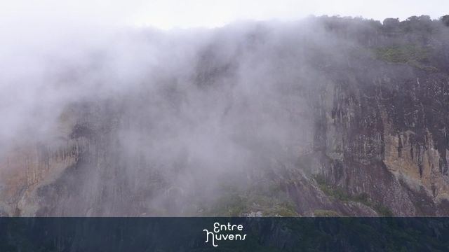 Turistas subindo a Pedra do Baú