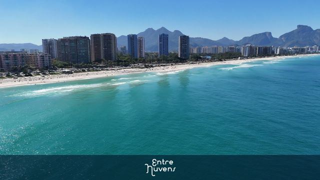 Um ângulo diferente da Praia da Barra — vídeo aéreo de Rio de Janeiro