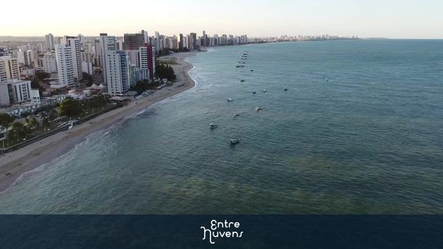 Um belo final de tarde na Praia de Candeias — vídeo aéreo de Jaboatão dos Guararapes