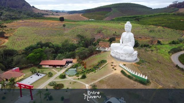 Um giro de 360 no segundo maior Buda do Mundo — vídeo aéreo de Ibiraçu
