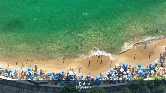Um voo em câmera lenta no Porto da Barra — vídeo aéreo de Salvador