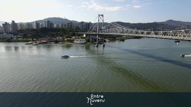 Uma lancha vista na orla da Cidade de Florianópolis