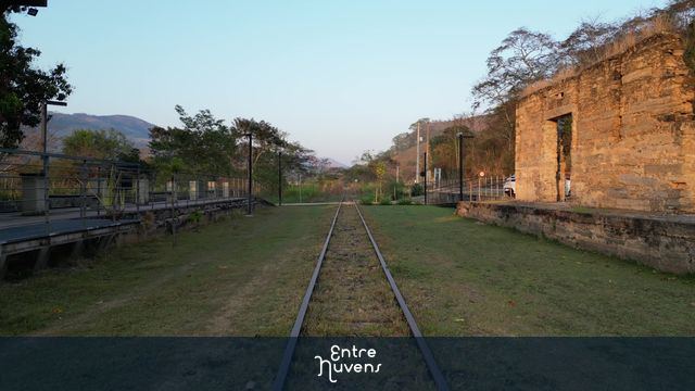uma passagem acima da linha de tres em Minas Gerais — vídeo aéreo de Além Paraíba