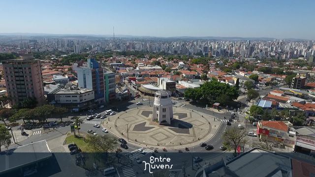 Uma torre no bairro do Castelo com a cidade de Campinas de fundo