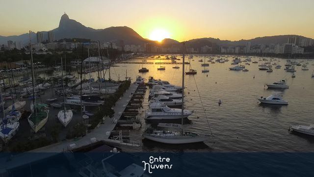 Urca com Cristo Redentor e pôr do sol — vídeo aéreo de Rio de Janeiro