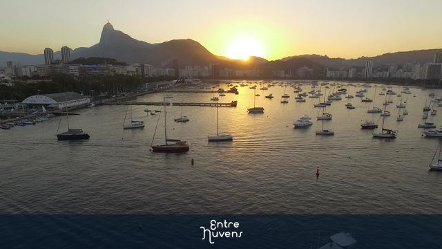 Urca, RJ com pôr do sol e barcos — vídeo aéreo de Rio de Janeiro