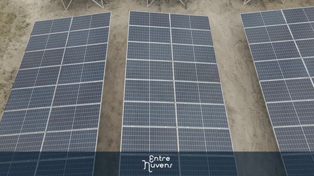 Usina de energia solar — vídeo aéreo de Novo Airão