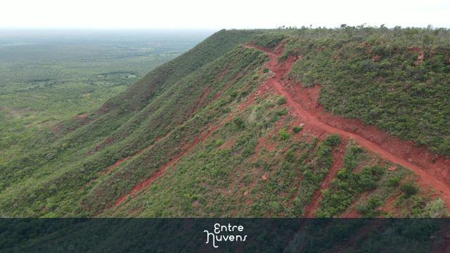 vale e montanhas — vídeo aéreo de Corrente