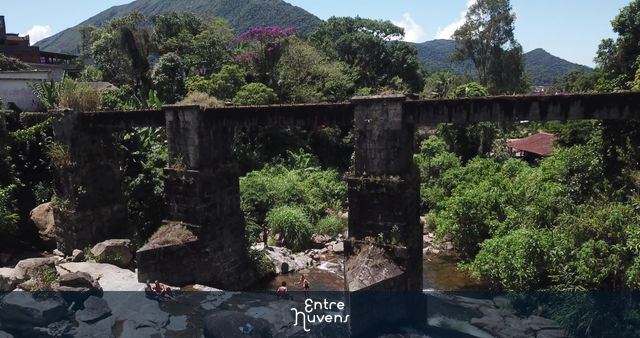 Verão com banhistas na cachoeira da ponte do Rio Paquequer no PARNASO, ruína da ponte da antiga ferrovia, CBF e Clube Comary — vídeo aéreo de Teresópolis