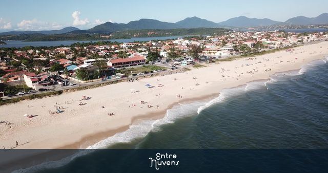 Verão na praia de Barra de Maricá tendo ao fundo a lagoa de Guaratiba e Praia de Ponta Negra