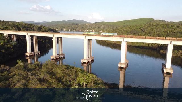 Viaduto ferroviário sobre a Represa de Peti  — vídeo aéreo de Santa Bárbara