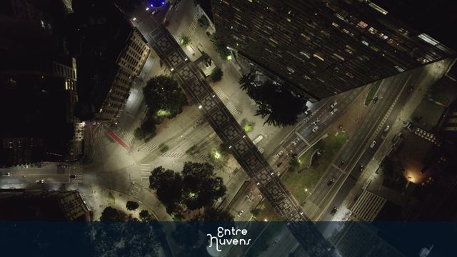 Viaduto iluminado atravessando a cidade