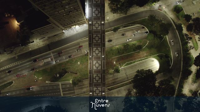 Viaduto iluminado sobre avenidas movimentadas — vídeo aéreo de São Paulo