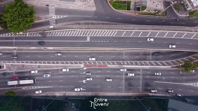 Viaduto movimentado em grande avenida