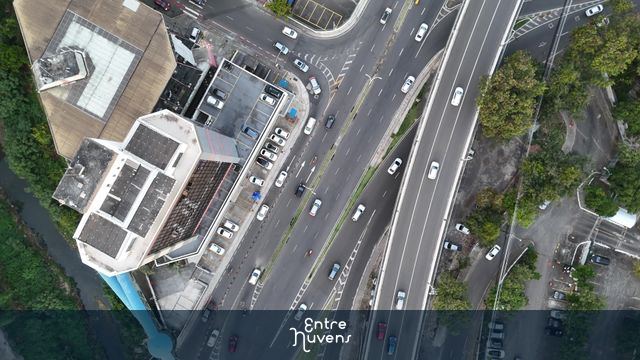 Viaduto próximo à Avenida Tancredo Neves em Salvador - Bahia em horário de transito intenso