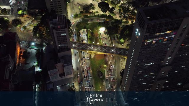 Viaduto Santa Ifigênia e tunel do Anhangabaú iluminado sobre o tráfego urbano
