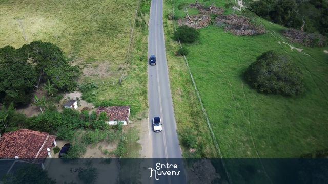 Viagem de carro por estradas rurais e paisagens naturais — vídeo aéreo de Elísio Medrado