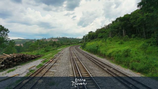 Viagem de Trem pelas Montanhas: Paisagem Ferroviária e Natureza