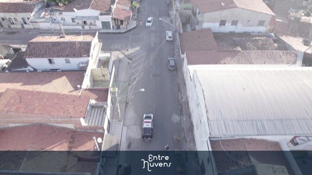 Viatura policial patrulhando rua central — vídeo aéreo de Fortaleza