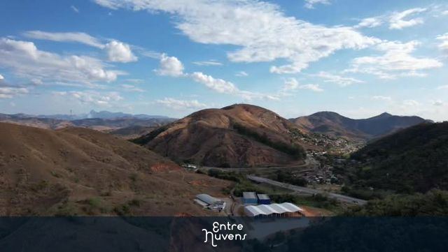video aereo de montanhas com rodovia