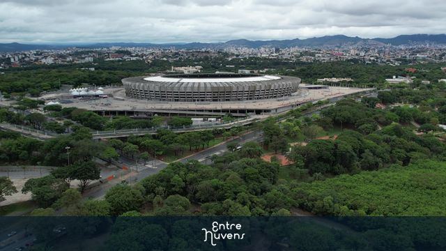 Video com vista aérea do Estádio Mineirão em dia nublado – Belo Horizonte, Brasil