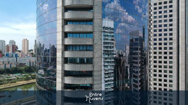Vídeo Edifício com Ponte Estaiada ao fundo.