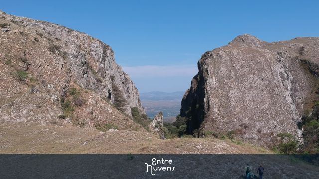 Vídeo mostra trilheiros em caminhada rumo ao Cânion das Éguas, na Serra do Espinhaço (MG), destacando a grandiosidade da paisagem, o ecoturismo e a geodiversidade da região. — vídeo aéreo de Santana do Riacho